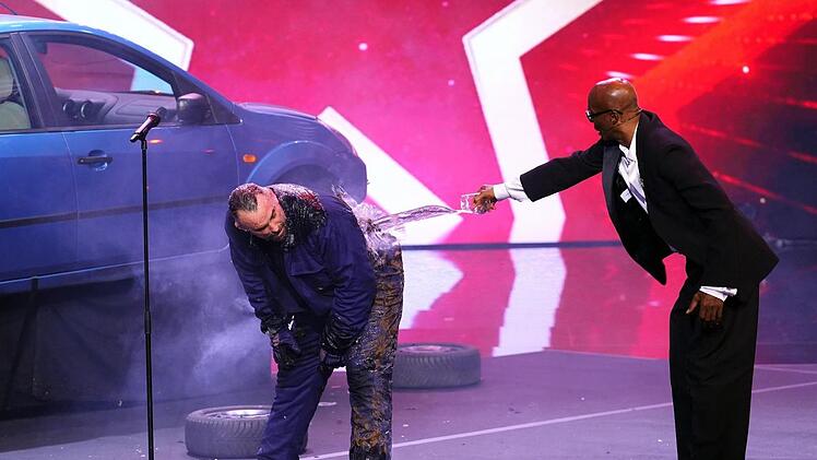 Hilfreicher "Supertalent"-Juror: Erst betätigte sich Bruce Darnell bei Joe Tödtling als Feuerwehrmann (Foto), dann ließ er sich auf eine blutige Handreichung ein.