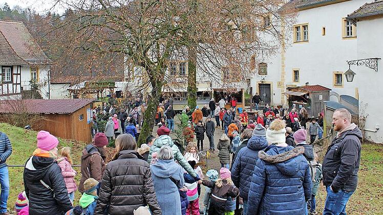 Trotz des tr&uuml;ben Wetters kamen viele Besucher in den Schlosshof in Unteraufse&szlig;.