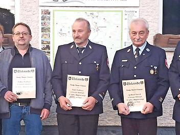Ehrungen bei der Feuerwehr (v.l.) Sandra Sch&uuml;lein, Vorsitzende Martina Zwosta, Volker Neubauer, Rudi Neubauer und Gerhard F&ouml;rtsch und B&uuml;rgermeister Richard Balazs.