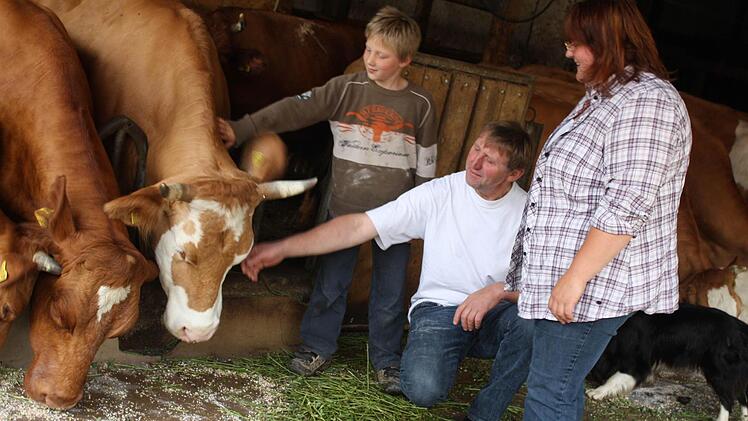 Bernhard Dürr mit Monika Kürzl in ihrem Stall