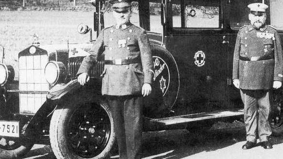 Mit diesem Velve transportierte Josef Dorsch (links) ab 1928 die Kranken. Rechts Ehrenführer Max Ries. Foto: Rotes Kreuz