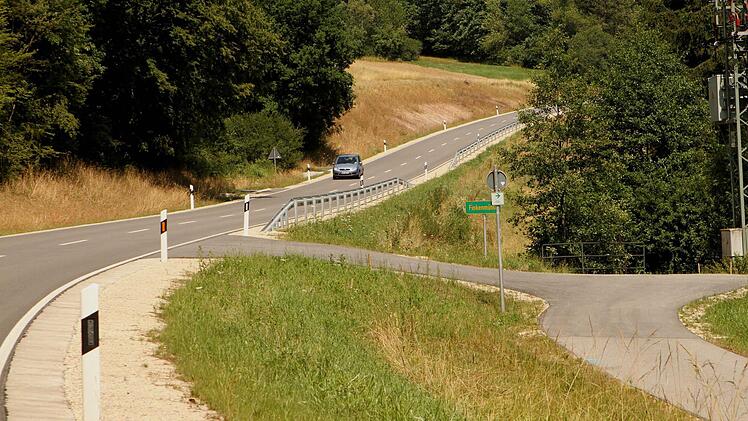 Entlang der Staatsstraße 2274 gibt es bisher einen Radweg, der hier an der Finkenmühle endet. Für die Gemeinden geht es nun um die Weiterführung des Radweges im optimalen Fall bis nach Rentweinsdorf und zur Anbindung an die B 279.