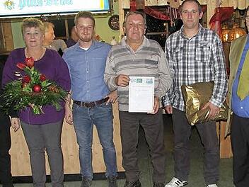 Ehrungen beim VfB Neuensee. Im Bild (von links) Angela Stöhr, Adelheid Reiter, Kassier Alexander Hartmann, Edgar Hofmann, Spielertrainer Markus Zirkelbach und Vorsitzender Rainer Zirkelbach. Foto: hh