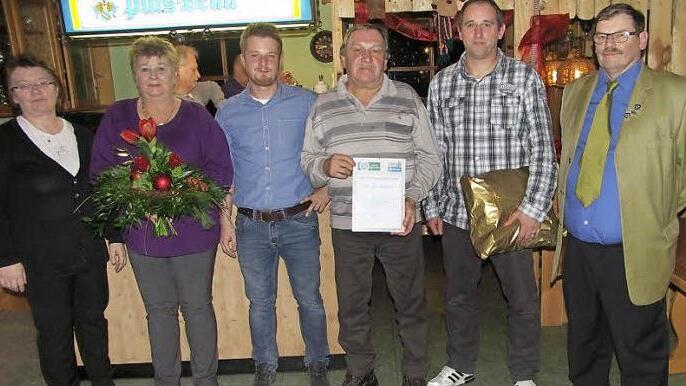 Ehrungen beim VfB Neuensee. Im Bild (von links) Angela Stöhr, Adelheid Reiter, Kassier Alexander Hartmann, Edgar Hofmann, Spielertrainer Markus Zirkelbach und Vorsitzender Rainer Zirkelbach. Foto: hh