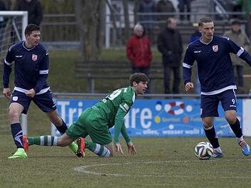 Dreimal in Folge rutschte Dominik Zehe (rechts) mit dem TSV Großbardorf zuletzt aus. Im Heimspiel gegen den SV Alemannia Haibach wollen die Grabfeld-Gallier wieder siegen. Foto: Anand Anders
