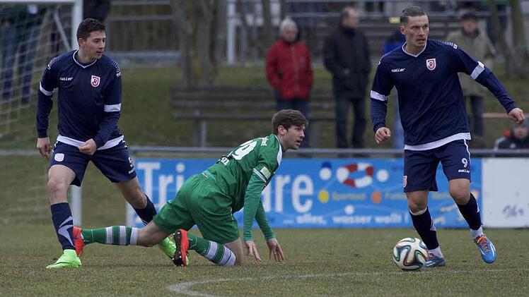 Dreimal in Folge rutschte Dominik Zehe (rechts) mit dem TSV Großbardorf zuletzt aus. Im Heimspiel gegen den SV Alemannia Haibach wollen die Grabfeld-Gallier wieder siegen. Foto: Anand Anders
