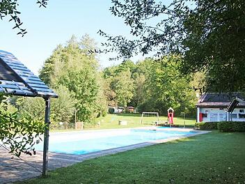 Das Autenhausener Freibad in der Herbstsonne. Der Umbau zum Naturbad rückt nun in greifbare Nähe. Foto: Simone Bastian