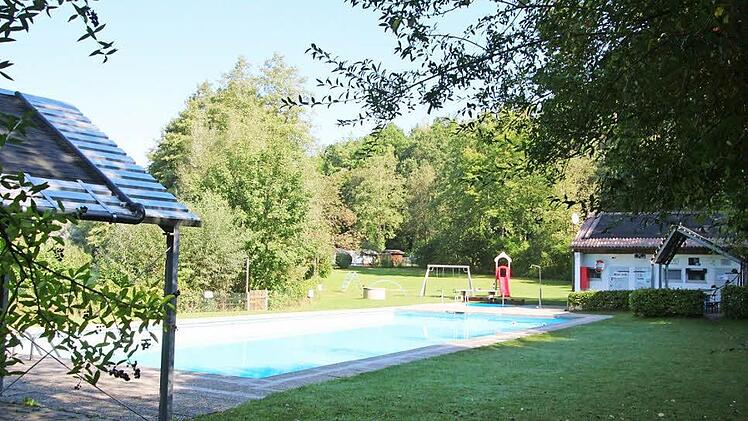 Das Autenhausener Freibad in der Herbstsonne. Der Umbau zum Naturbad rückt nun in greifbare Nähe. Foto: Simone Bastian