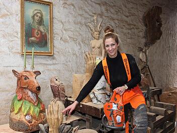 Resi Hofmann zeigt in ihrer Werkstatt eine Auswahl ihrer Arbeiten. Foto: Evi Seeger