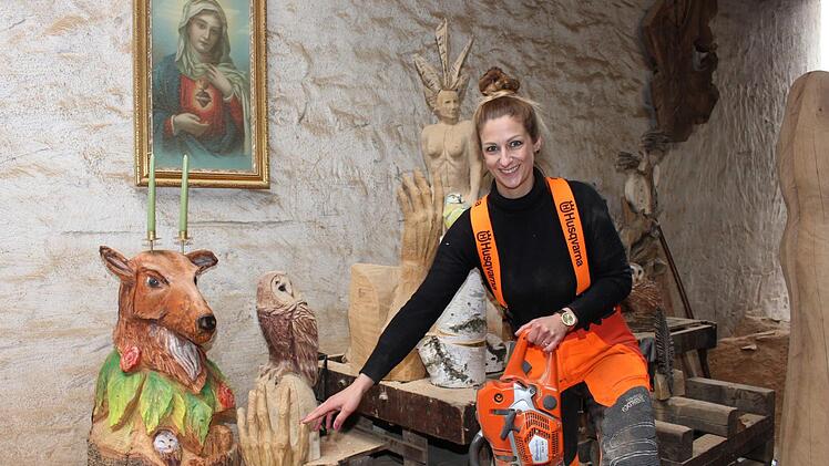 Resi Hofmann zeigt in ihrer Werkstatt eine Auswahl ihrer Arbeiten. Foto: Evi Seeger