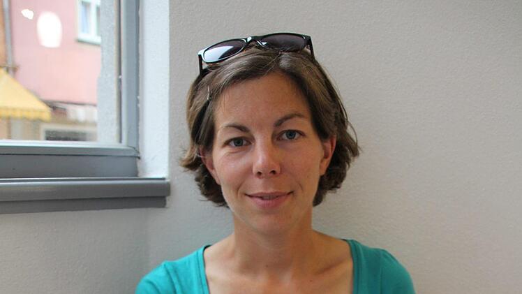 Steffi Eisenhauer von der Metzgerei Eisenhauer in Ochsenfurt präsentiert die neu gestartete Liefer-App, mit der sich Privatkunden innerhalb von zwei Stunden zum Beispiel die Grillwürste direkt auf den Grill liefern lassen können. Foto: C. Hettiger