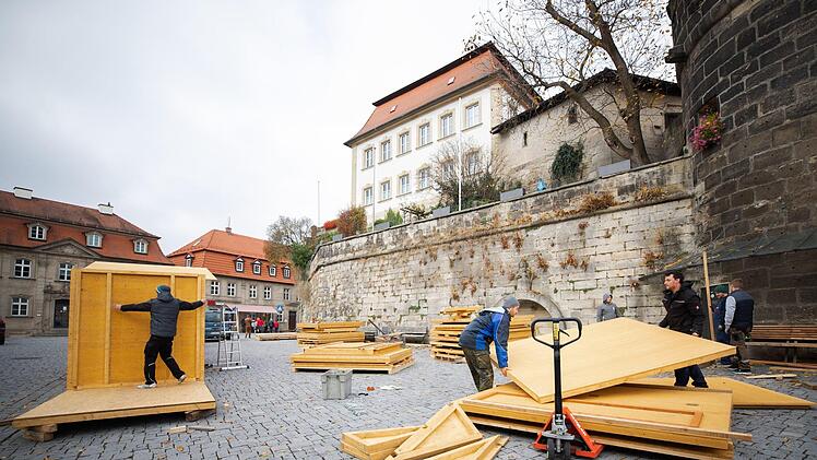 Mit vereinten Kräften: Neun Helfer vom Verein Kronacherleben bauten am Samstag schon einmal die Holzhütten auf, in die an den vier Adventswochenenden die Händler einziehen werden. Am Montag wurden dann die Stromleitungen verlegt. Foto: Marian Hamacher