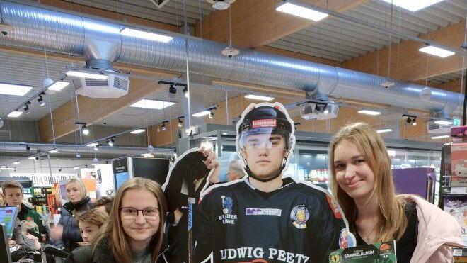 Sarah Baier und Celina Schönlein mit dem Aufsteller von Felix Ribarik