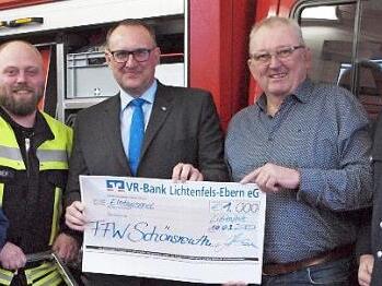 Herbert Pantel (rechts), Luis Schorch (links) und Matthias Brückner (2. v. li.) bedankten sich bei Matthias Batzner (Mitte) von der VR-Bank Lichtenfels-Ebern für die Spende von 1000 Euro und bei Siegbert Koch für die Zuwendung von 200 Euro.  Foto: Alfred Thieret