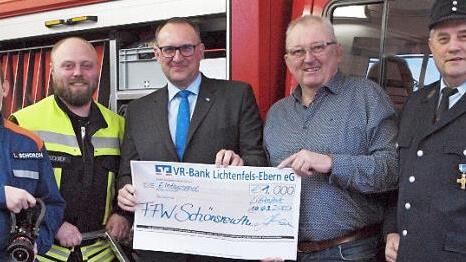 Herbert Pantel (rechts), Luis Schorch (links) und Matthias Brückner (2. v. li.) bedankten sich bei Matthias Batzner (Mitte) von der VR-Bank Lichtenfels-Ebern für die Spende von 1000 Euro und bei Siegbert Koch für die Zuwendung von 200 Euro.  Foto: Alfred Thieret