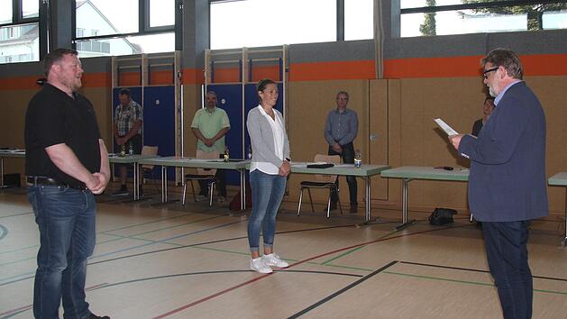 Horst Rehder (r.) vereidigte die weiteren B&uuml;rgermeister Axel Gotthardt und Anja Willert.    Foto: Richard S&auml;nger