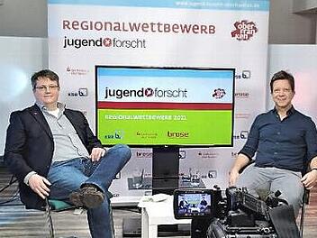 Preisverleihung: Moderator Christian Höreth (rechts) im Gespräch mit Wettbewerbsleiter Michael Bail (links)