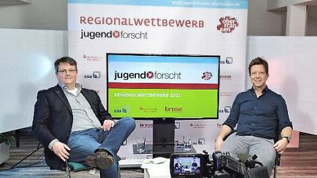Preisverleihung: Moderator Christian Höreth (rechts) im Gespräch mit Wettbewerbsleiter Michael Bail (links)