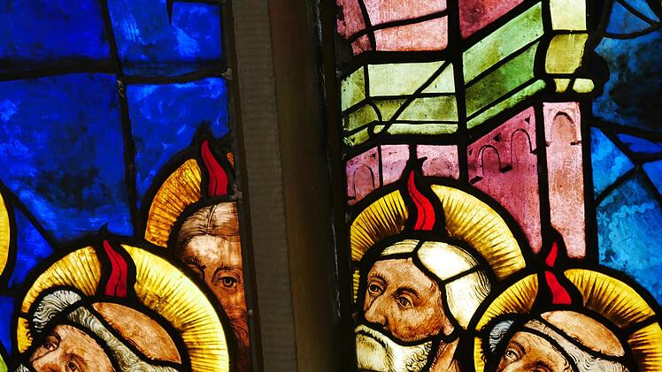 Ausschnitt aus dem Pfingstfenster in der Münnerstädter Stadtpfarrkirche. Foto: Heike Beudert