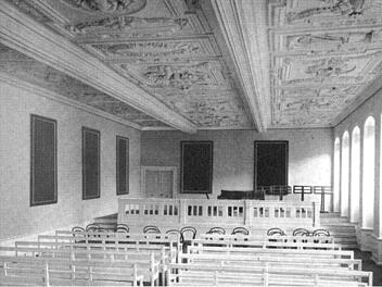 Die Aula des Münnerstädter Gymnasiums Anfang des 20. Jahrhunderts. Das Foto stammt aus  dem Jahresbericht der Schule für 1913/14, die einen langen Aufsatz "Die  Aula des Gymnasiums Münnerstadt und die Erziehungslehre des hl. Augustinus"  enthält.  Screenshot: Dieter Britz