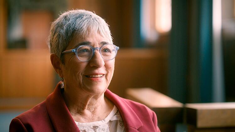 Lauren Michel Shachar, Tochter von Ernst Michel, im heutigen Saal 600, in dem die N&uuml;rnberger Prozesse abgehalten wurden.