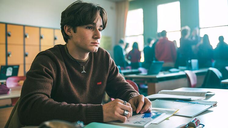 Linus Kraus (Leopold Pallua) wirkt oft nachdenklich und abwesend. Verschweigt der Teenager wom&ouml;glich etwas?