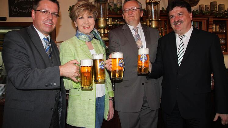 : Ein Prosit auf das Kulmbacher Akademiegespräch (von links): Thomas Nagel, Studienleiter der Akademie für Neue Medien, Carolin Reiber, Bezirksheimatpfleger Prof. Dr. Günter Dippold und Landrat Klaus Peter Söllner. Foto: Stephan Stöckel.