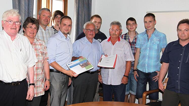 Eine parteiübergreifende Delegation aus Ebern übergab an Landrat Rudolf Handwerker (Mitte) 2441 Unterschriften von Unterstützern, die das Altkennzeichen EBN wünschen. Mit dabei JU-Kreisvorsitzender Fabian Weber (Fünfter von links) und Lothar Olbrich (Vierter von rechts).