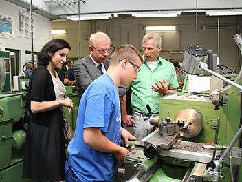 Der Leiter der Ausbildungswerkstatt der Bundeswehr, Martin Stürmer (rechts), erklärt, was die Lehrlinge an den Maschinen alles lernen. Die Bundestagsabgeordnete Dorothee Bär und Staatsminister Thomas Kreuzer (von links) hören und schauen aufmerksam zu. Fotos: Markus Reeh
