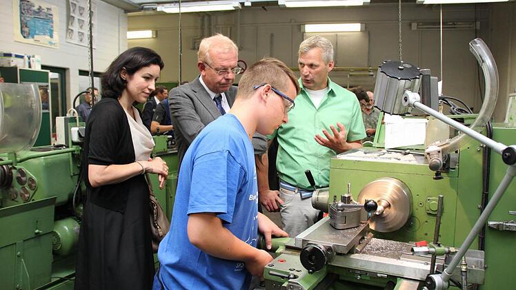 Der Leiter der Ausbildungswerkstatt der Bundeswehr, Martin Stürmer (rechts), erklärt, was die Lehrlinge an den Maschinen alles lernen. Die Bundestagsabgeordnete Dorothee Bär und Staatsminister Thomas Kreuzer (von links) hören und schauen aufmerksam zu. Fotos: Markus Reeh