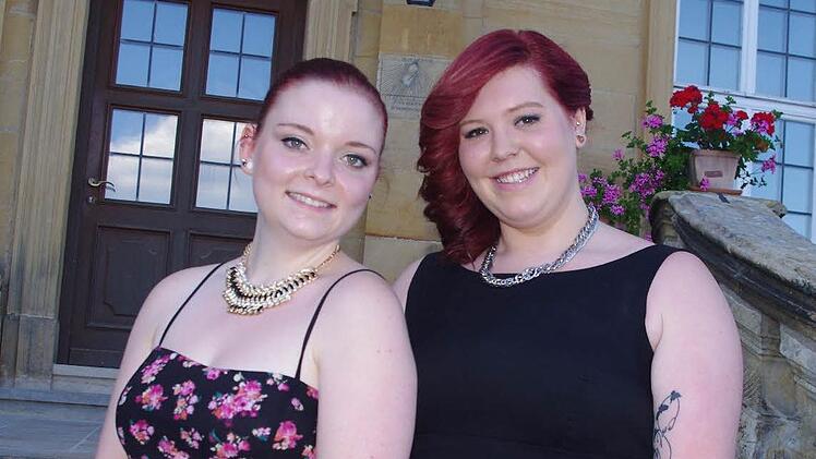 Die neuen Zahnmedizinischen Fachangestellen in Kronach ansässiger Praxen Deborah Arns (links) und Julia Nickel. Es fehlen: Melissa Peter, Selina Vorndran.