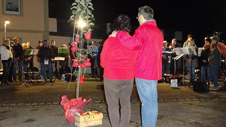 Der neue Pfarrer Manfred Greinke und seine Frau Maria Himmer wurden am Mittwochabend mit einem herzlichen und musikalischen Empfang in Fischbach, inmitten der Gemeinde, begrüßt.