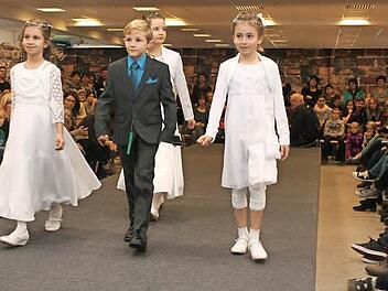 Die Zuschauerreihen war dicht gefüllt, als die jungen "Models" über den Catwalk schritten. Foto: Evi Seeger