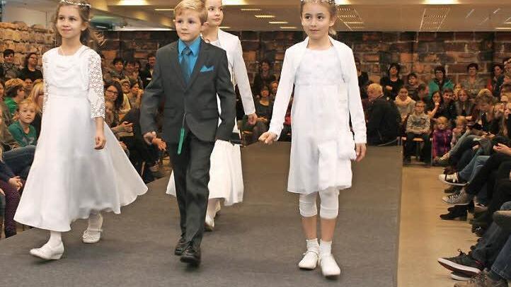Die Zuschauerreihen war dicht gefüllt, als die jungen "Models" über den Catwalk schritten. Foto: Evi Seeger
