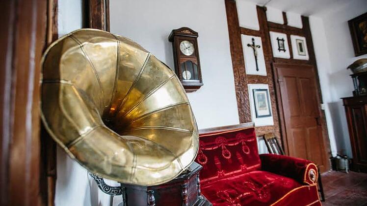 (2) Im Dachgeschoss welches hohen Baus steht dieses Grammophon?