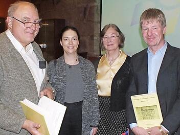 Dorothea Fastnacht (Dritte von rechts) mit den Kreisheimatpflegern des Landkreises Erlangen-Höchstadt: Bettina Keller und Manfred Welker sowie Rolf Dürschner (links), der in Möhrendorf die Wasserräder erforscht und dokumentiert hat. Foto: Magdalena Gosch