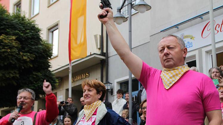 Landrat Thomas Bold gab den Startschuss für die Gruppe der Jogger ab. Foto: Ulrike Müller