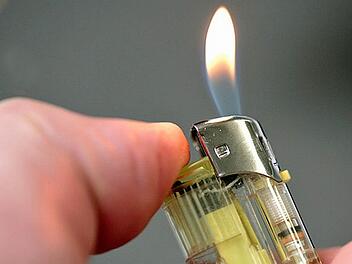 Die Polizei sucht zwei junge M&auml;nner wegen Brandstiftung in Dinkelsb&uuml;hl. Symbolfoto: dpa