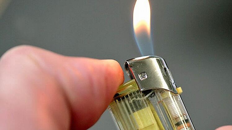 Die Polizei sucht zwei junge M&auml;nner wegen Brandstiftung in Dinkelsb&uuml;hl. Symbolfoto: dpa