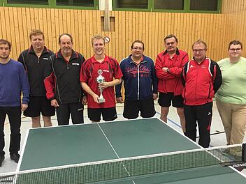 Tischtennis-Kreispokalsieger der Herren wurde der FC Nordhalben mit (ab Zweiter von links) Frank Stumpf, Gerhard Wachter und Benjamin Stumpf. Rechts daneben der Finalist TSV Teuschnitz II mit Ronny Müller, Klaus Scherbel und Andre Jungkunz. Mit im Bild Kreissportwart Oliver Reinhardt (links) und Frederic Pauli vom ausrichtenden TSV Teuschnitz.  Foto: H.-J. Martin