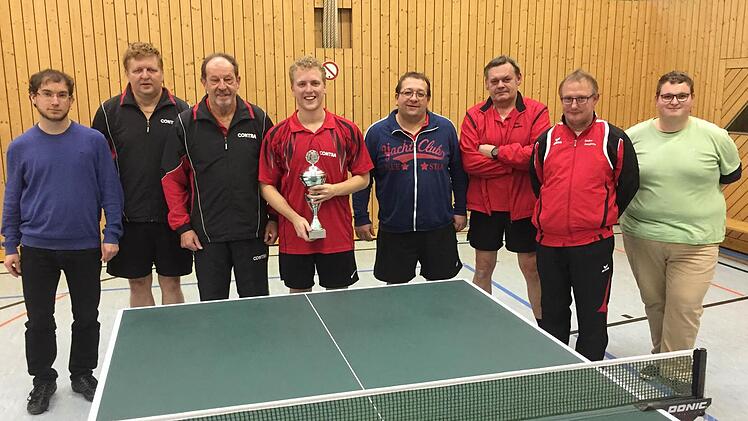 Tischtennis-Kreispokalsieger der Herren wurde der FC Nordhalben mit (ab Zweiter von links) Frank Stumpf, Gerhard Wachter und Benjamin Stumpf. Rechts daneben der Finalist TSV Teuschnitz II mit Ronny Müller, Klaus Scherbel und Andre Jungkunz. Mit im Bild Kreissportwart Oliver Reinhardt (links) und Frederic Pauli vom ausrichtenden TSV Teuschnitz.  Foto: H.-J. Martin