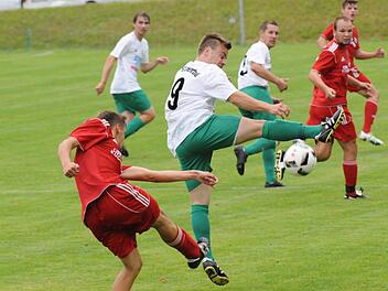 Zu sehr mit Abwehrarbeit beschäftigt war der FC Untererthal im Spiel gegen den FC Eibstadt. Auf unserem Bild blockt Jonas Bindrum einen Schuss von Daniel Rost. Foto: ssp