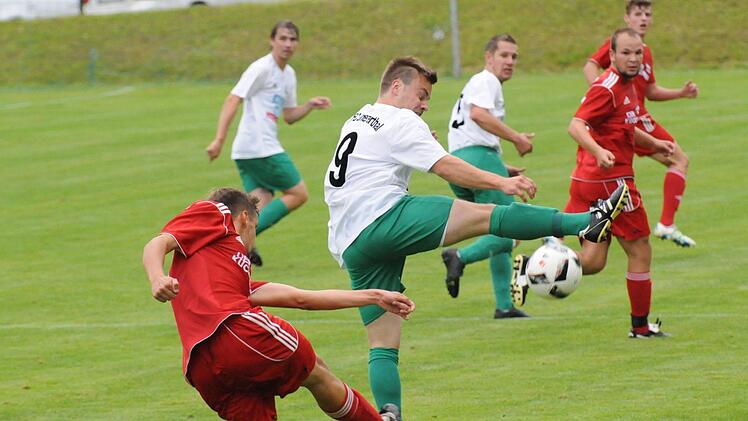 Zu sehr mit Abwehrarbeit beschäftigt war der FC Untererthal im Spiel gegen den FC Eibstadt. Auf unserem Bild blockt Jonas Bindrum einen Schuss von Daniel Rost. Foto: ssp