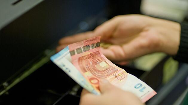 Die Jobcenter stellen ihre Zahlungen um: K&uuml;nftig sollen sich Arbeitslose Geld direkt an der Supermarkt-Kasse auszahlen lassen k&ouml;nnen. Foto: Daniel Karmann/dpa