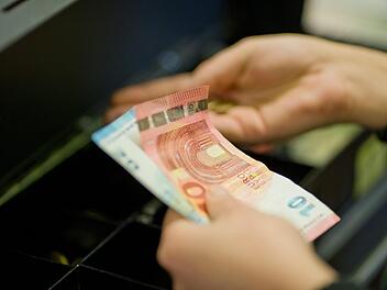 Die Jobcenter stellen ihre Zahlungen um: Künftig sollen sich Arbeitslose Geld direkt an der Supermarkt-Kasse auszahlen lassen können. Foto: Daniel Karmann/dpa