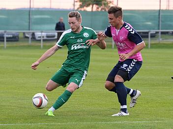 TSV-Spieler Sascha Engelhardt (am Ball) setzte sich beim 3:1-Hinspielerfolg gegen den Selbitzer Yannick Schubert durch und traf zum 1:0. Ob er im Rückspiel antreten kann, ist noch unklar. Foto: Peter Mularczyk/Archiv