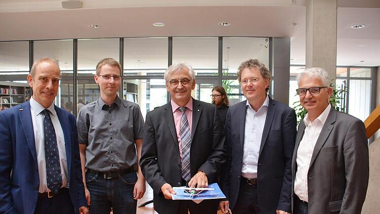 Das Geschenk zum Abschied kam aus der Luft. Schnell erkennbar: Es handelte sich um einen Rundflug über Bad Neustadt. Unser Bild zeigt von links: Prof. Dr. Jürgen Hartmann (Vizepräsident der FH Würzburg-Schweinfurt), Martin Hofmann (Wissenschaftlicher Mitarbeiter am Technologietransferzentrum Elektromobilität (TTZ-EMO) in Bad Neustadt, Kurt Haßfurter, Prof. Dr.-Ing. Ansgar Ackva (Institutsleiter TTZ-EMO), Prof. Dr.-Ing. Bernhard Arndt (FH Würzburg-Schweinfurt).Hanns Friedrich