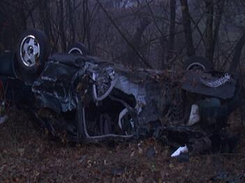 Nach dem Unfall bei Oberthulba: Die beiden beteiligten Autofahrer werden verletzt ins Krankenhaus gebracht. Dieser Audi landete mit gebrochener Vorderachse im Wald. Foto: TV News Kontor