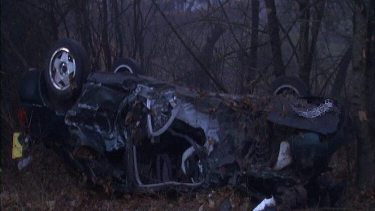 Nach dem Unfall bei Oberthulba: Die beiden beteiligten Autofahrer werden verletzt ins Krankenhaus gebracht. Dieser Audi landete mit gebrochener Vorderachse im Wald. Foto: TV News Kontor