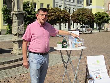 Bürgermeister Armin Warmuth zog die Gewinner des Quiz, das die Stadt, "Frankens Saalestück" und der Weinbauverein in Fulda veranstalteten.Winfried Ehling